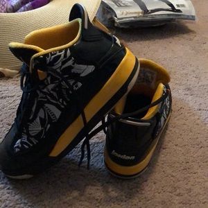 Jordan black and yellow. Size 5Y